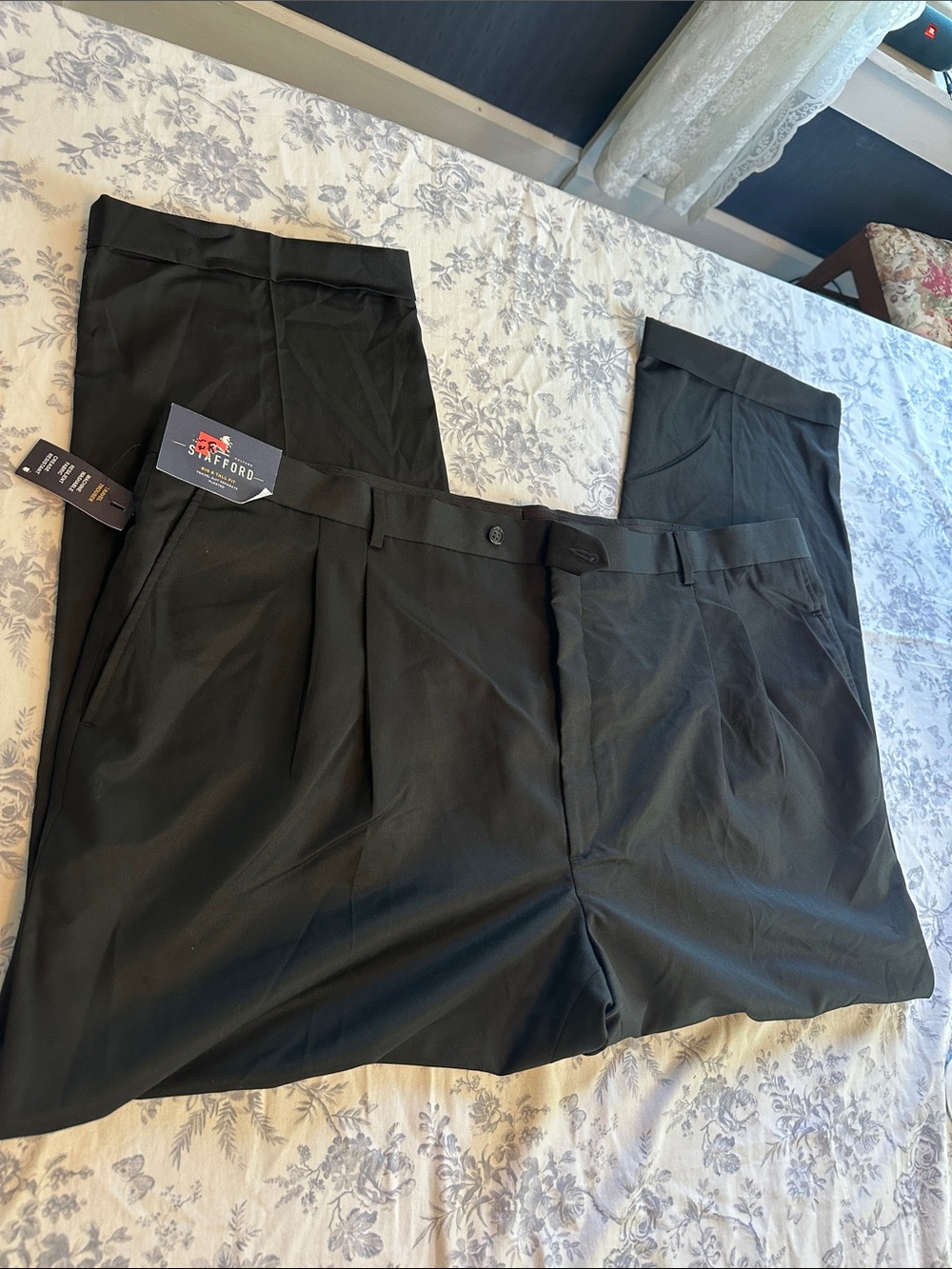 NWT Men’s Stafford Pants 50×30 Black Pleat Front Cuffed Travel Trouser